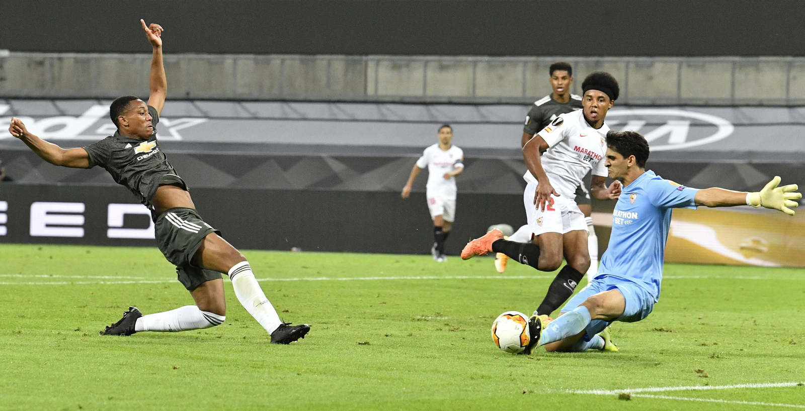 Bono saca el pie para detener el disparo de Martial en la semifinal con el United.