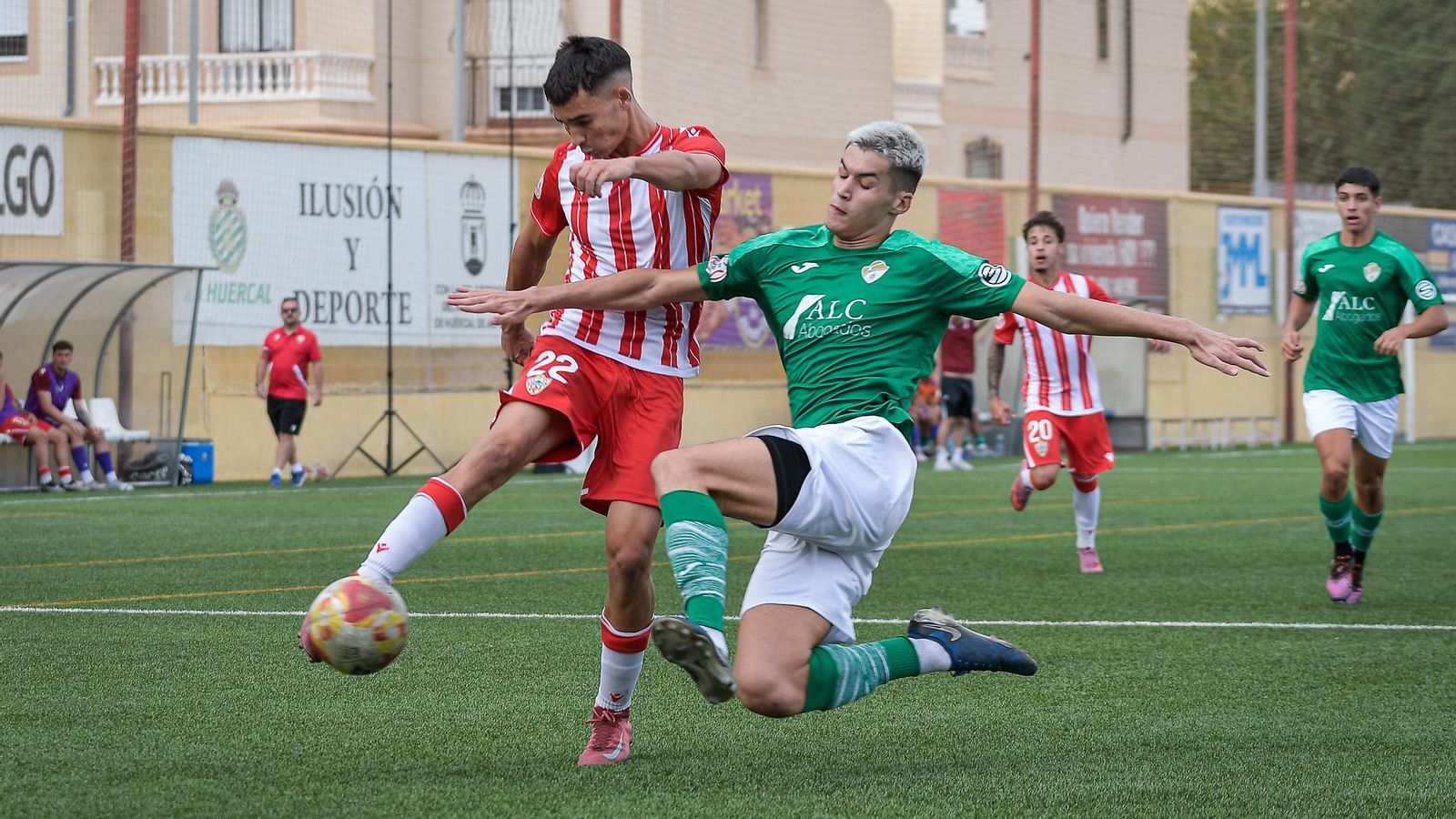 El rojiblanco José Ramón realiza un disparo ante la entrada de un rival durante una acción del encuentro.