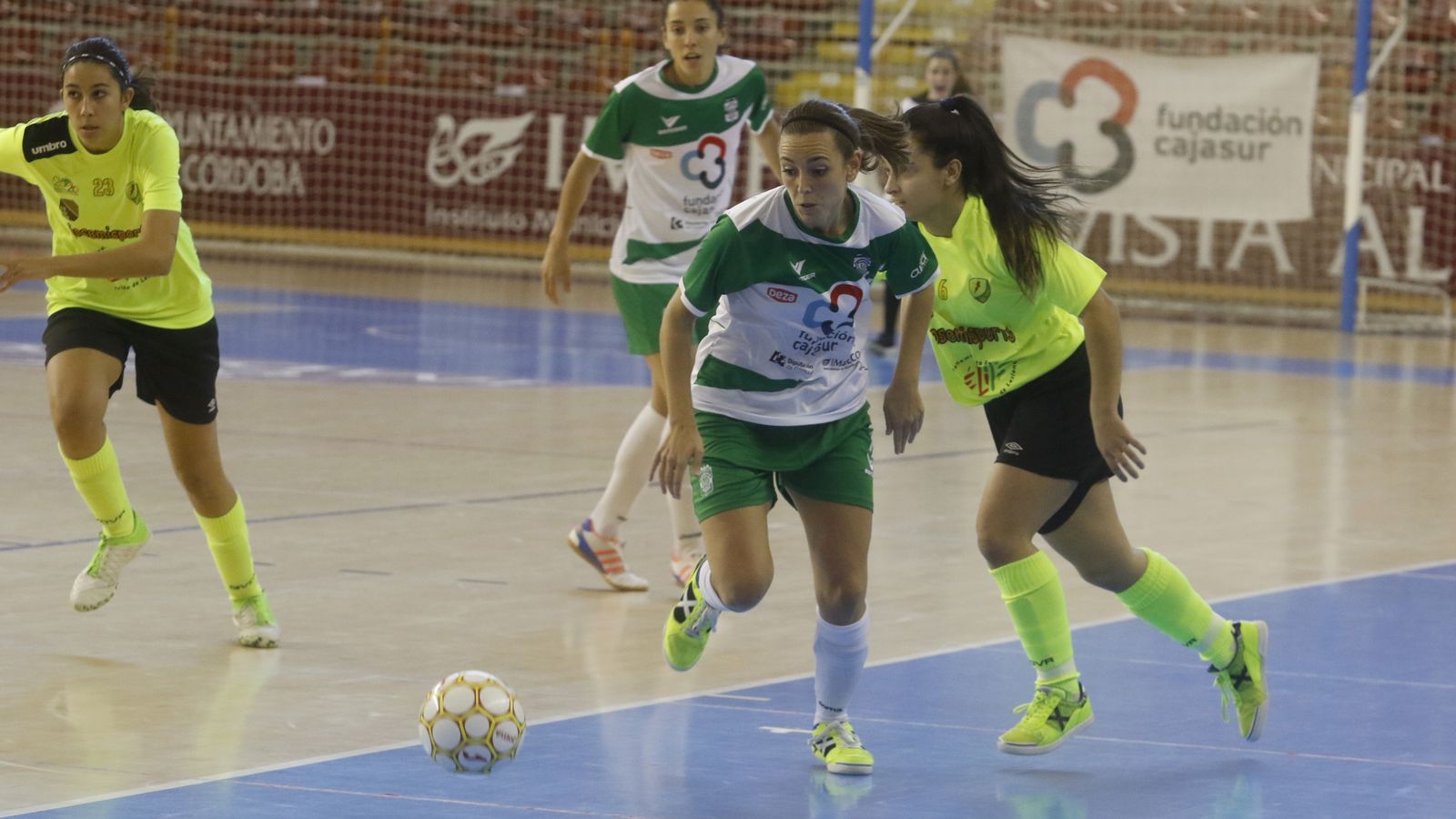 Laura Fernández sale al contragolpe en el duelo ante el Atlético Torcal.