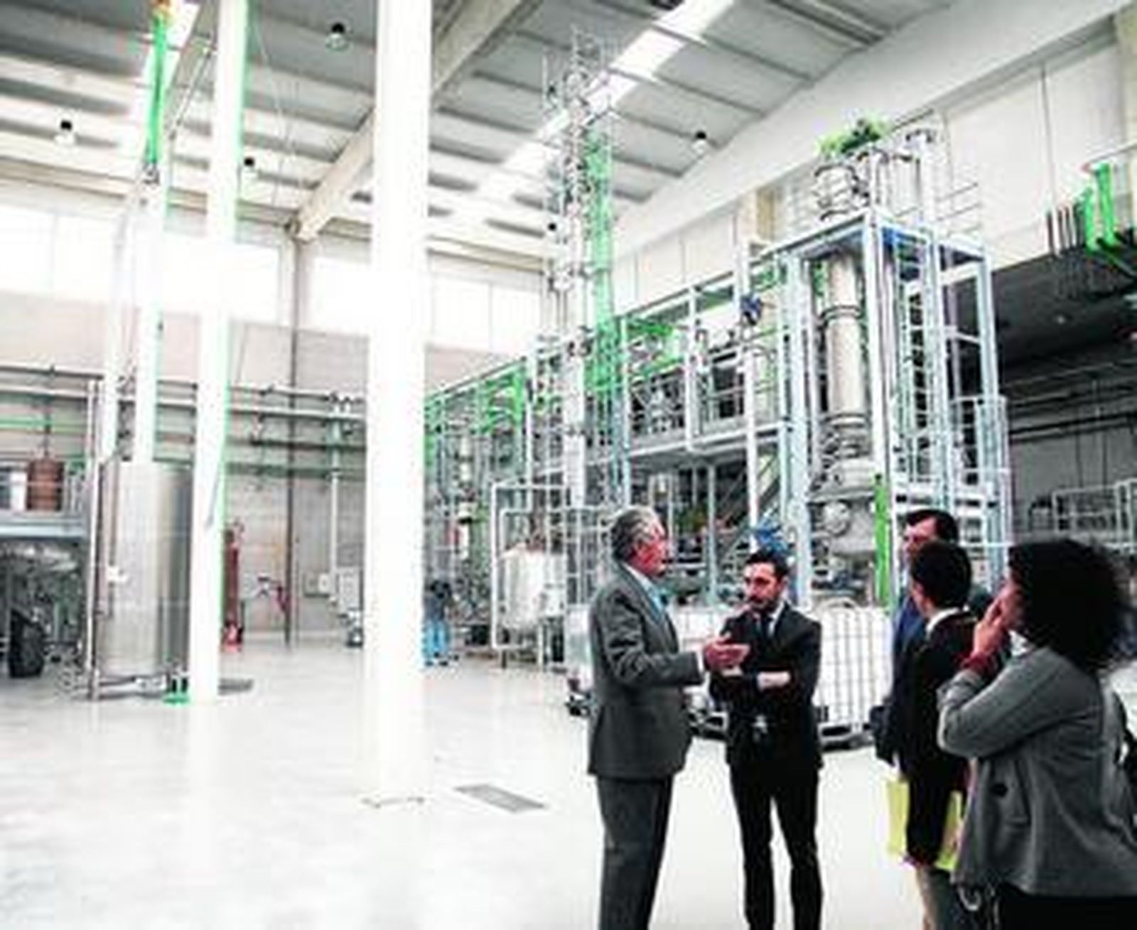 Julio de Luque y su hijo atienden ayer a López Gil y Miranda en su visita a sus nuevas instalaciones en el PTA.