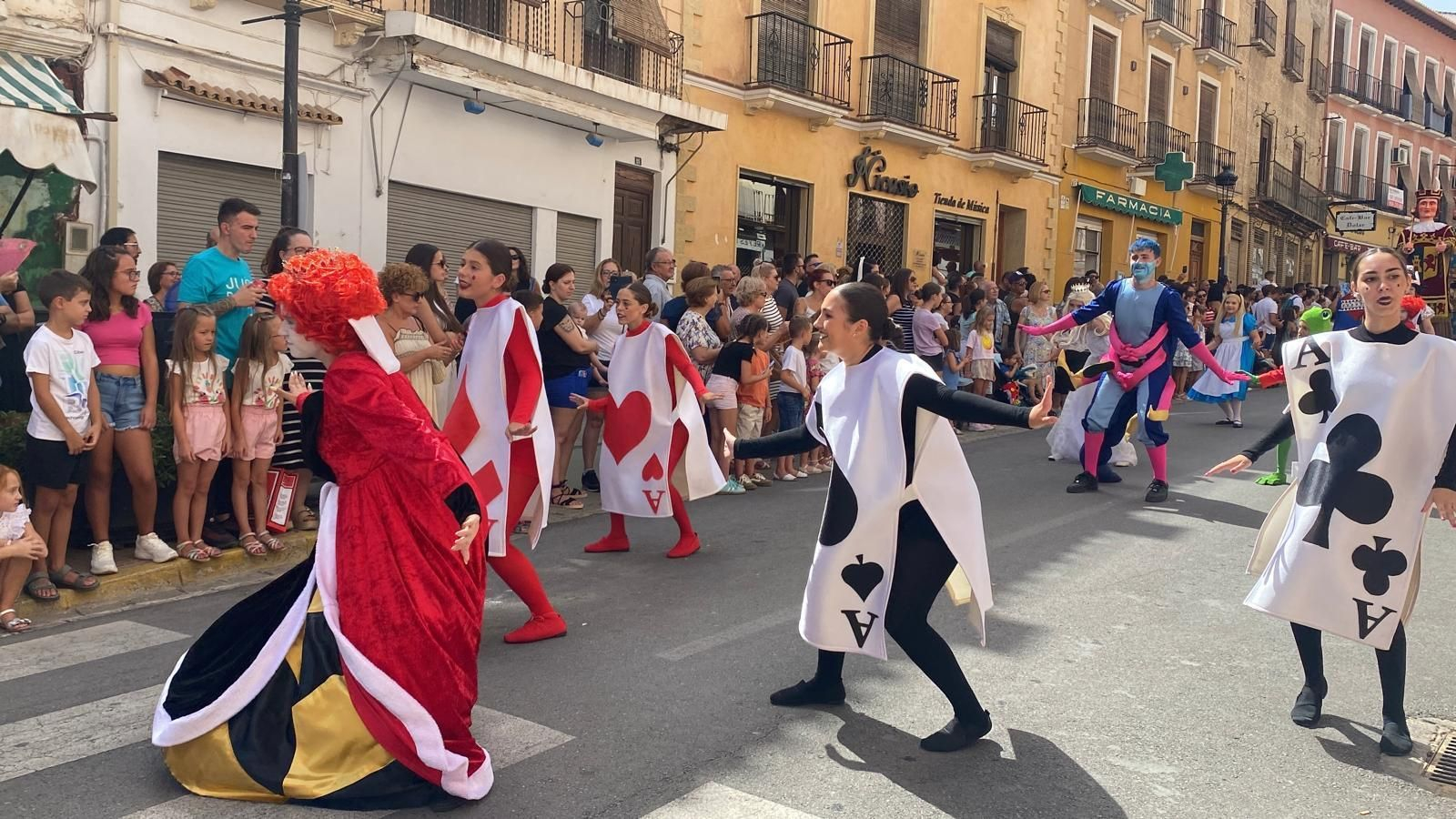 Así ha sido la Pública de Fiestas de este pueblo de Granada: Gigantes y Cabezudos recorren sus calles