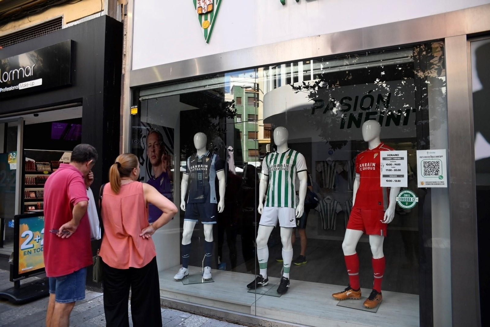 Las mejores fotos del primer día de venta de las nuevas camisetas del Córdoba CF