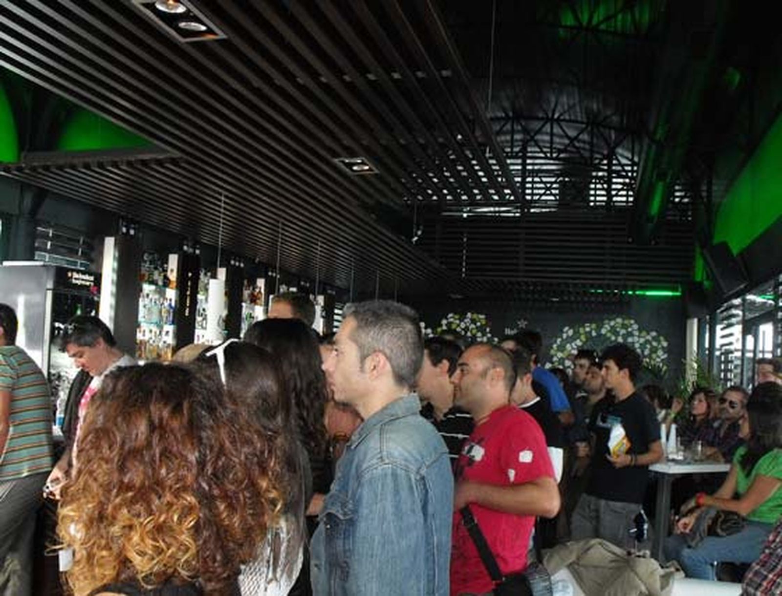 Diversos espacios de El Puerto acogen conciertos de grupos de música independiente durante las tardes del Monkey Week. 

Foto: E.G.A.