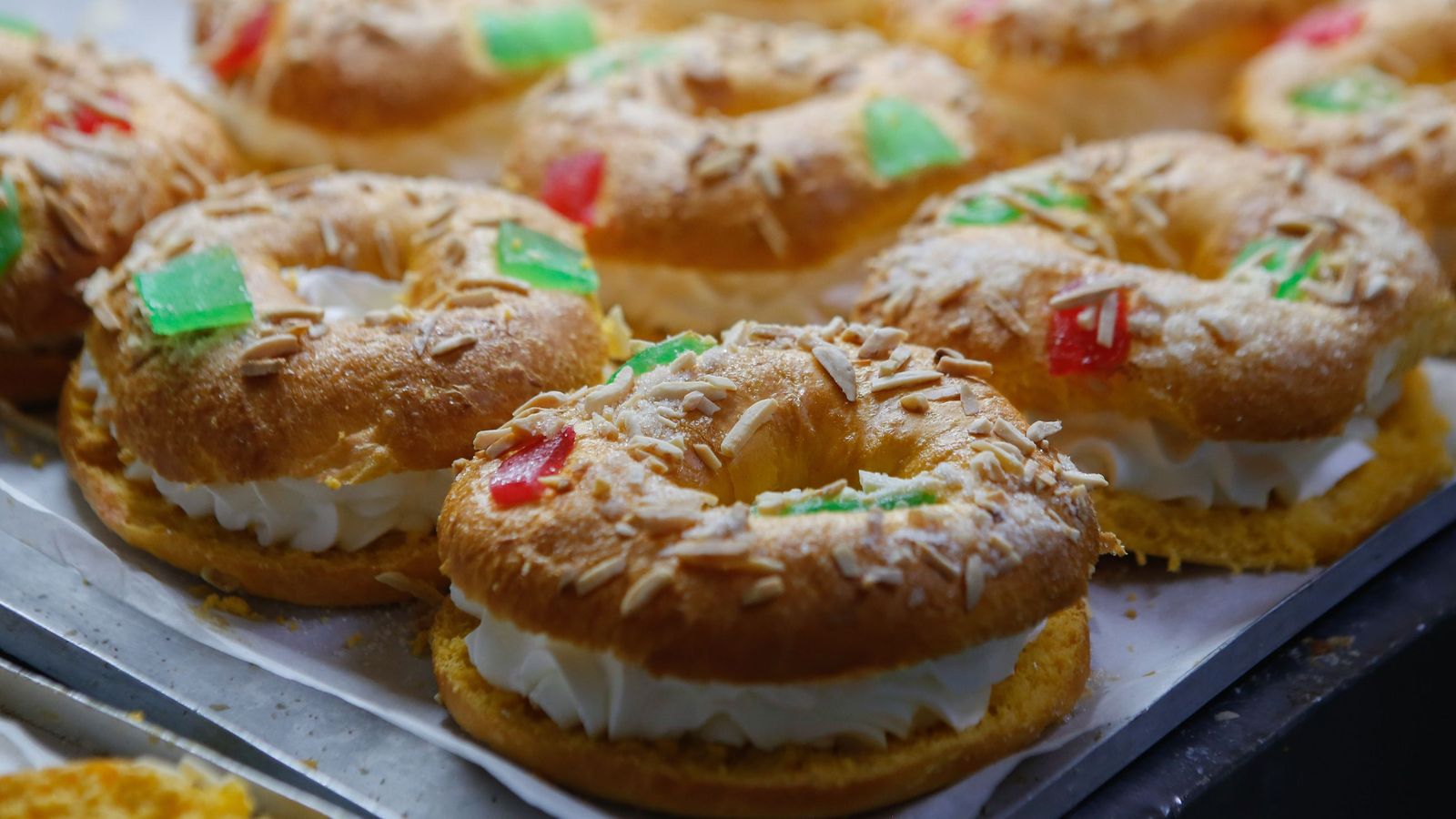 Fotos de la elaboración artesana del roscón de Reyes en la pastelería La Tarifeña