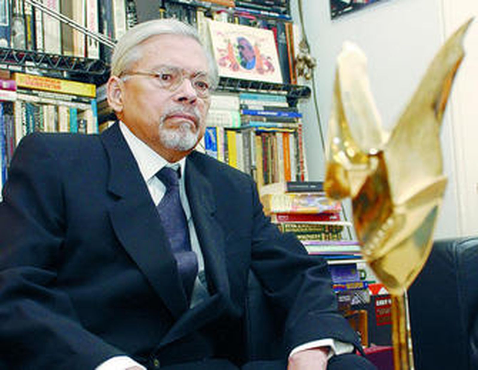 El desaparecido escritor cubano, en su domicilio en Londres.