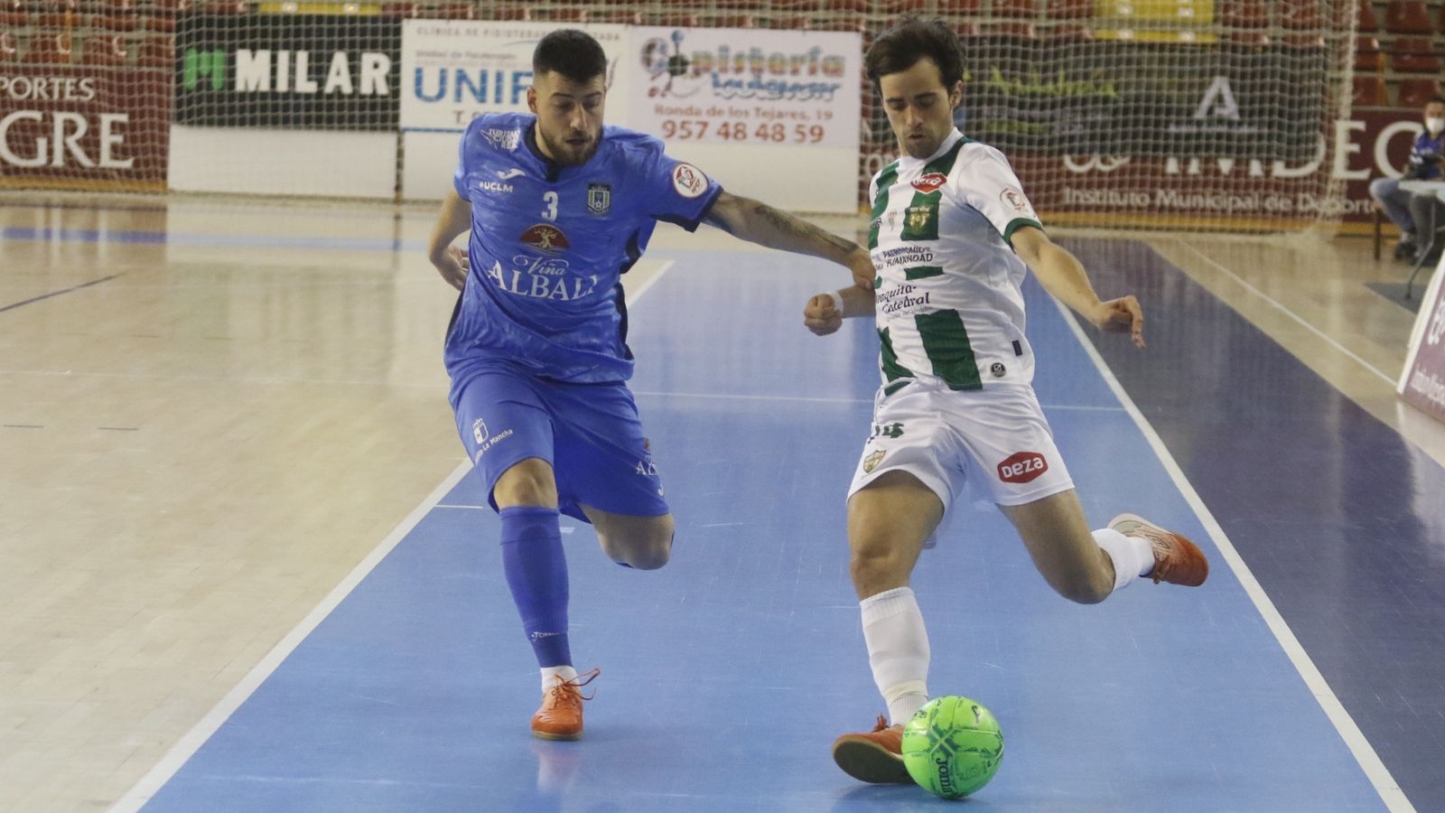 Pablo del Moral intenta marcharse de la presión de Catela.