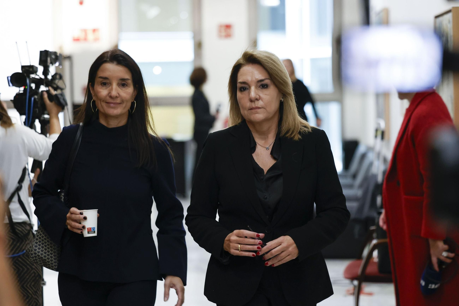 La vicepresidenta del Gobierno valenciano, Susana Camarero (derecha), junto a la 'consellera' y ya ex portavoz, Ruth Merino.