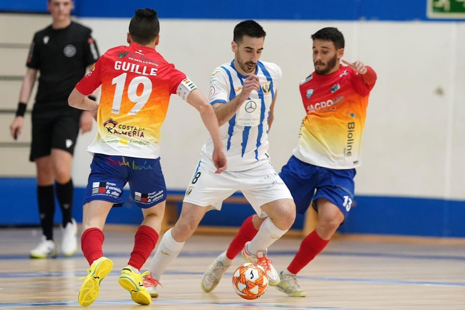 Guille y Peña tratan de robarle el balón al blanquiazul Álex Velasco.