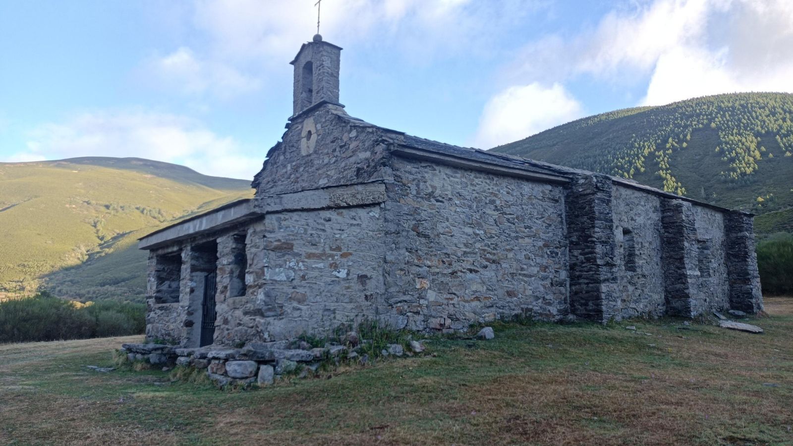 La ermita de Santiago actual es del siglo XIX, la anterior quedó casi destruida en 1797.