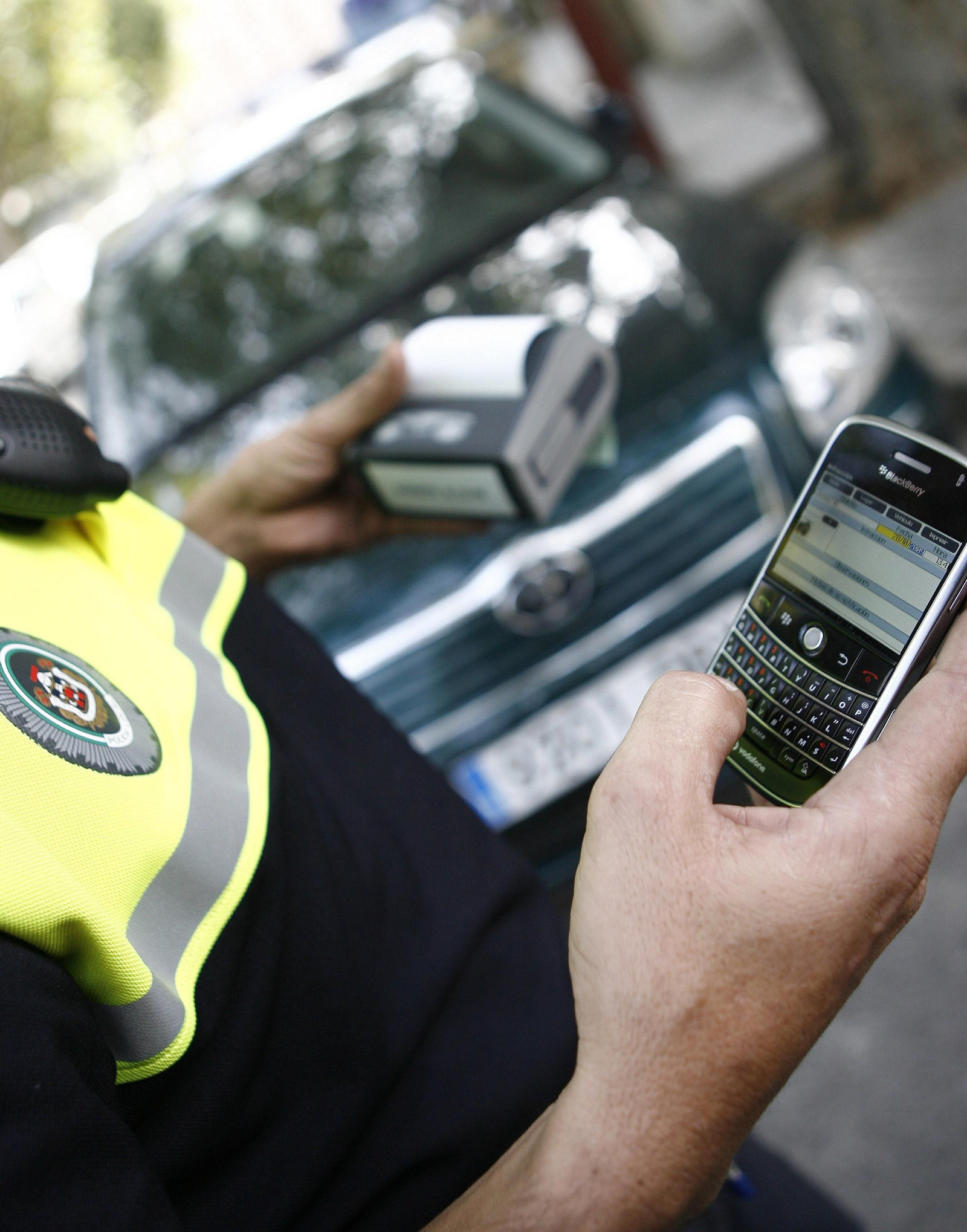 Un policía local imprime una sanción de tráfico