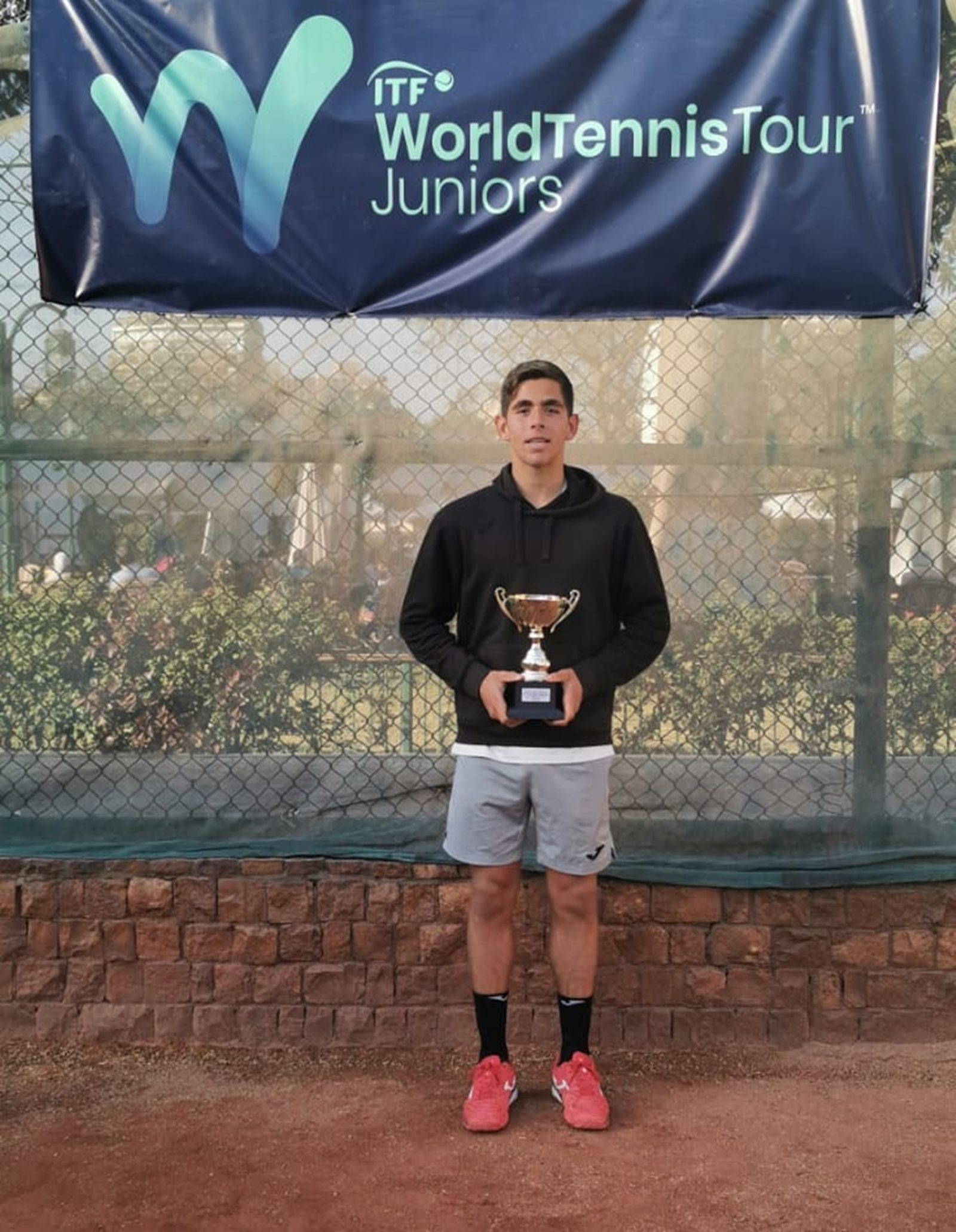 Carlos Guerrero con el trofeo logrado en Guiza