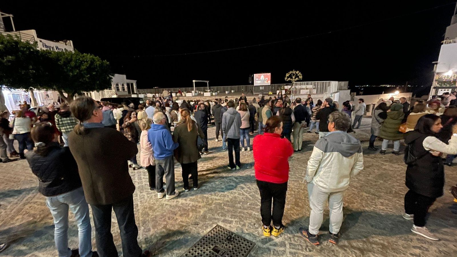 Multitud de vecinos se reúnen en estos momentos en la Plaza Mayor para ver desde una gran pantalla la gala.