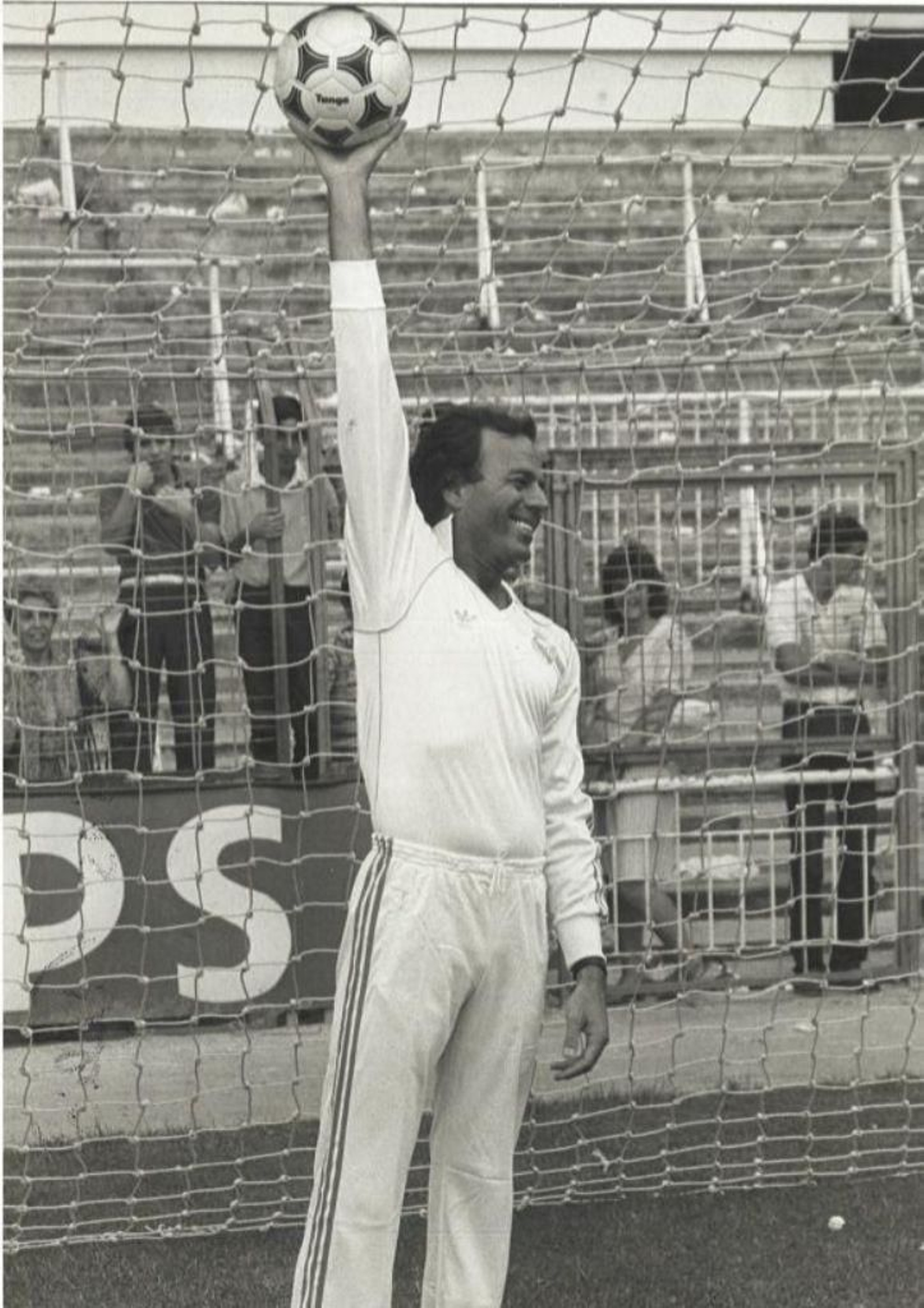 Julio Iglesias militó en las categorías inferiores del Real Madrid antes de dedicarse a la música.