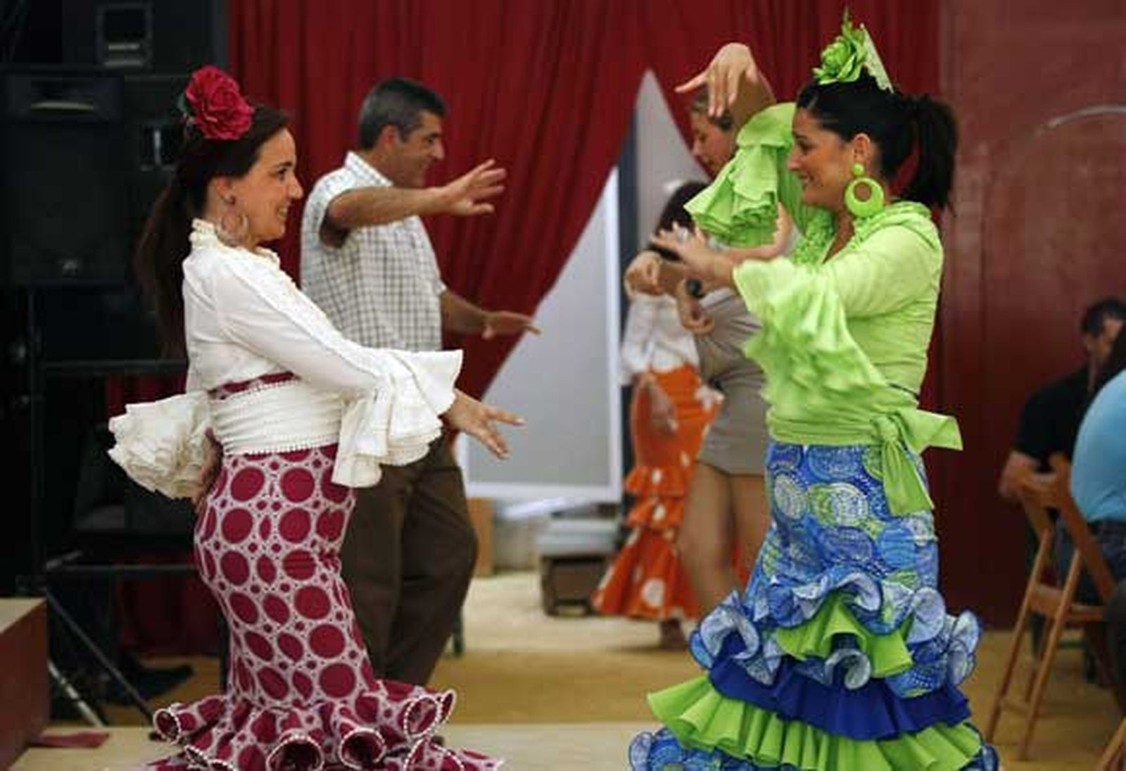 Dos jóvenes bailando sevillanas en la caseta 'Sin Problemas'./Fotos:Fito Carreto

Foto: Fito Carreto