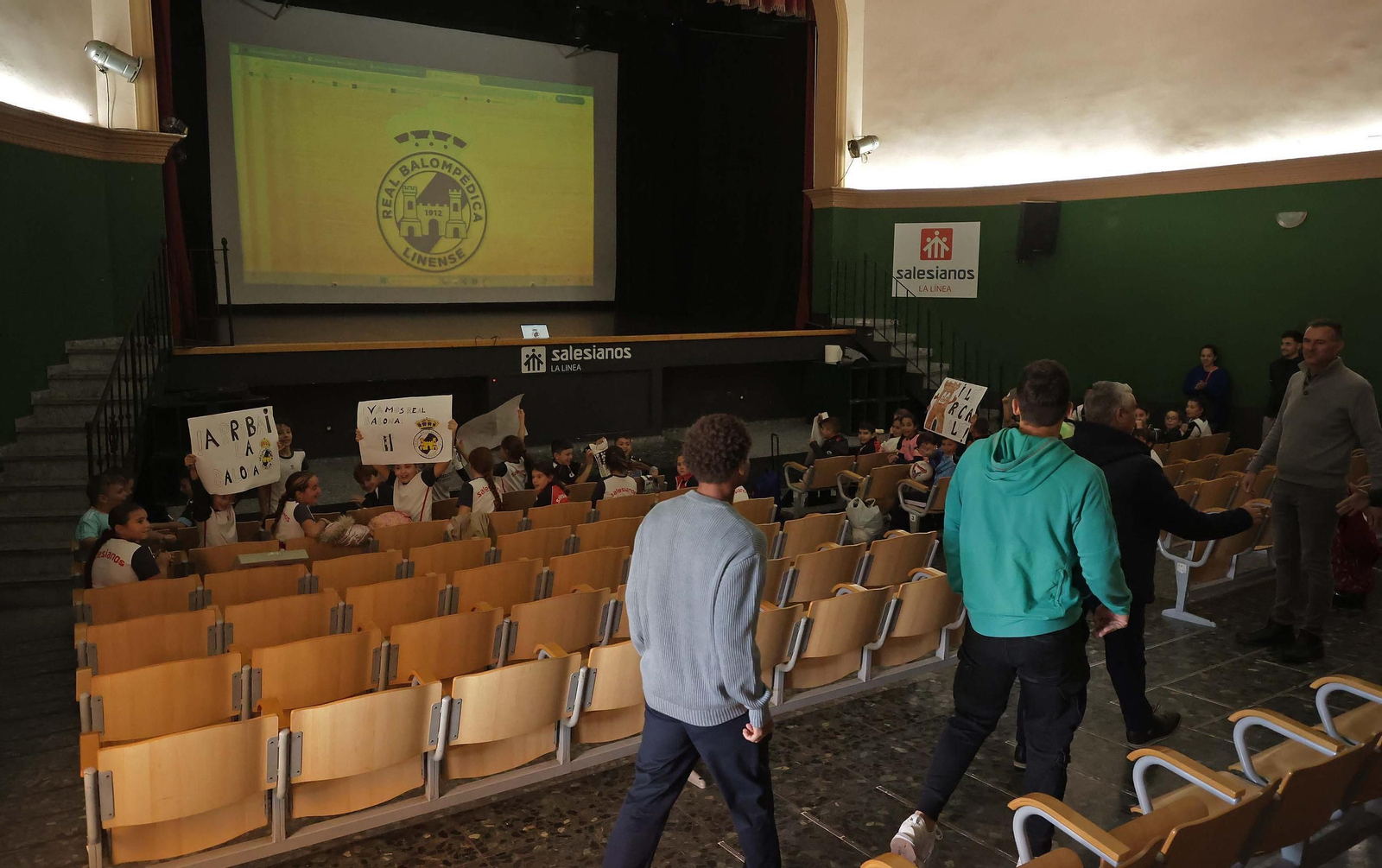 Las fotos de la visita de los jugadores de la Balona al colegio Salesianos de La Línea