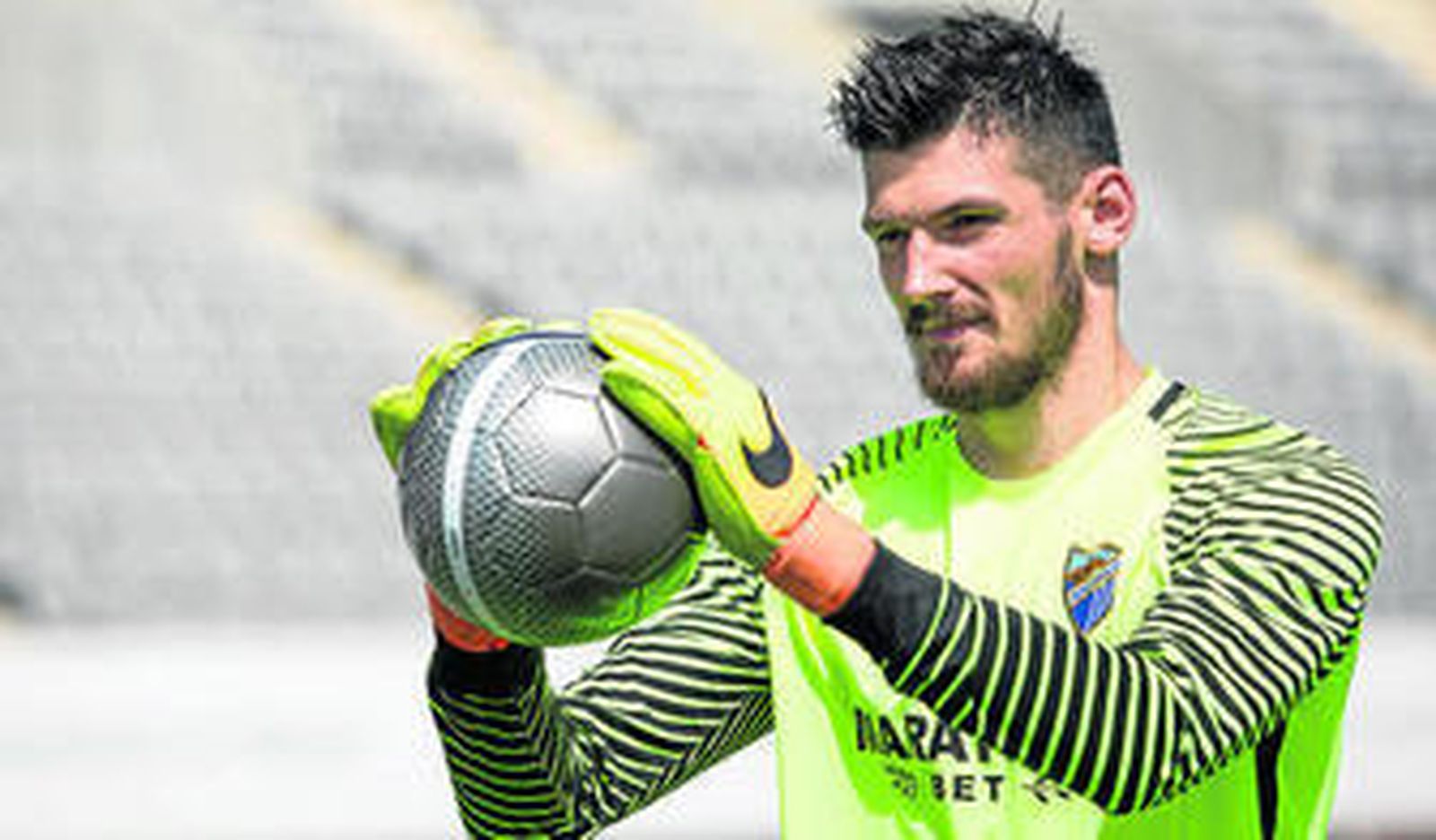 Denys Boyko posa con la bola ante los medios gráficos en el estadio Ciudad de Málaga.