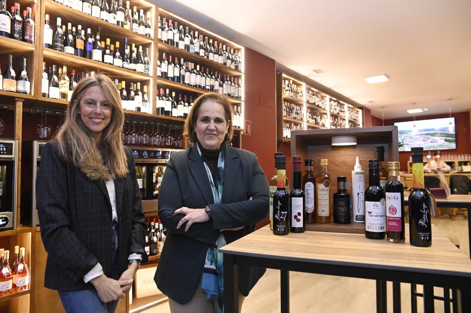 Rocío Márquez y Blanca Torrent, ante una selección de vinagres de la tierra.