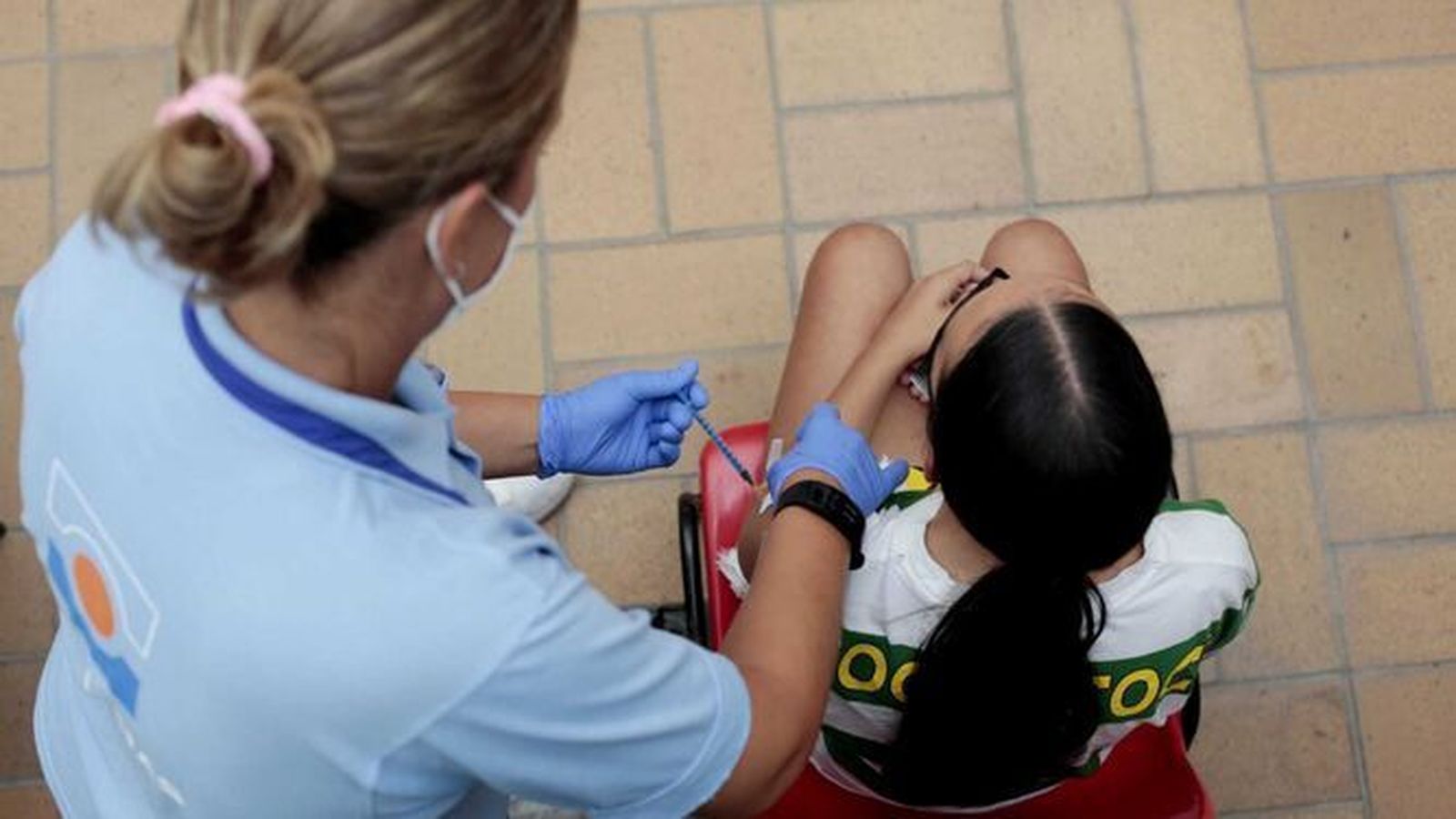 Momento de vacunación de una chica.