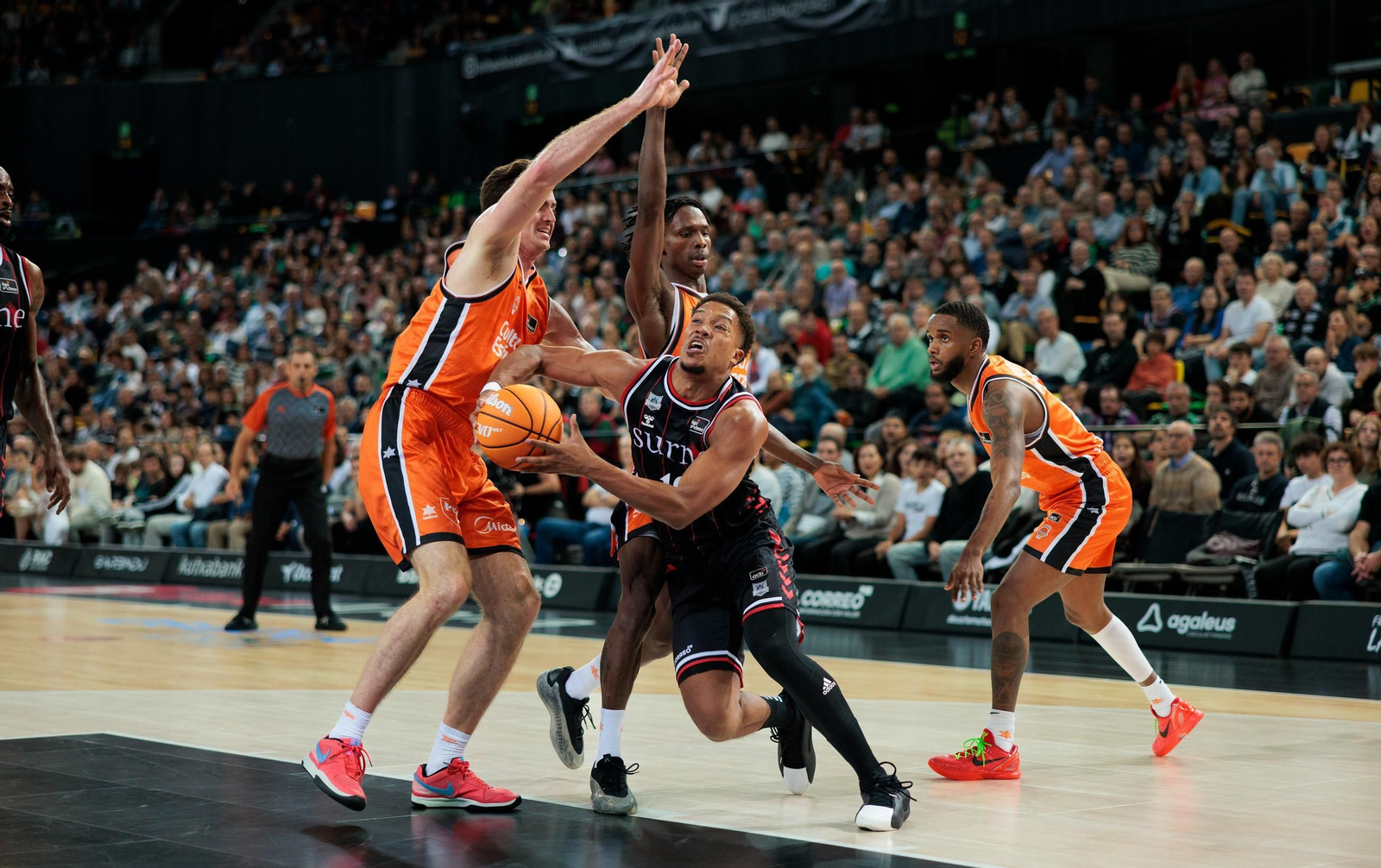 El sueco Melwin Pantzar es el director de orquesta del Surne Bilbao Basket. El sueco Melwin Pantzar es el director de orquesta del Surne Bilbao Basket.