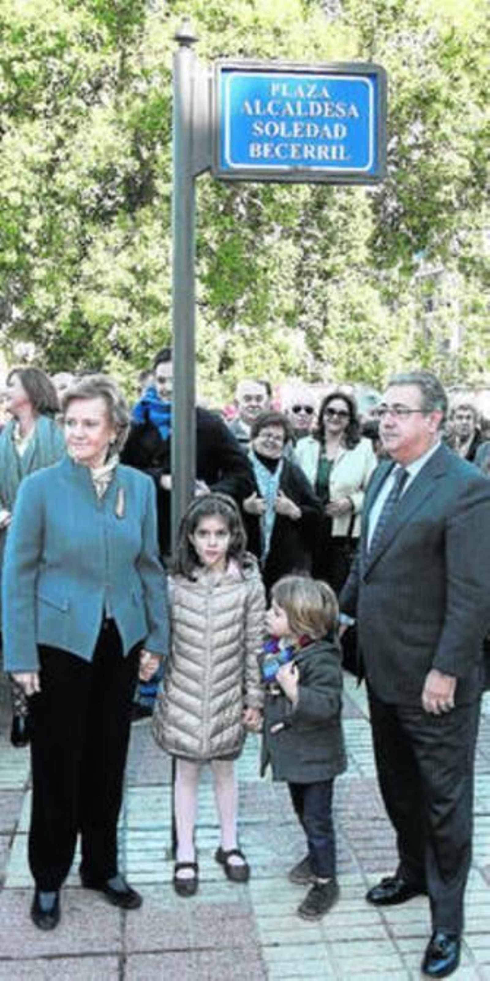 Soledad Becerril, con dos de sus nietos, y Zoido.