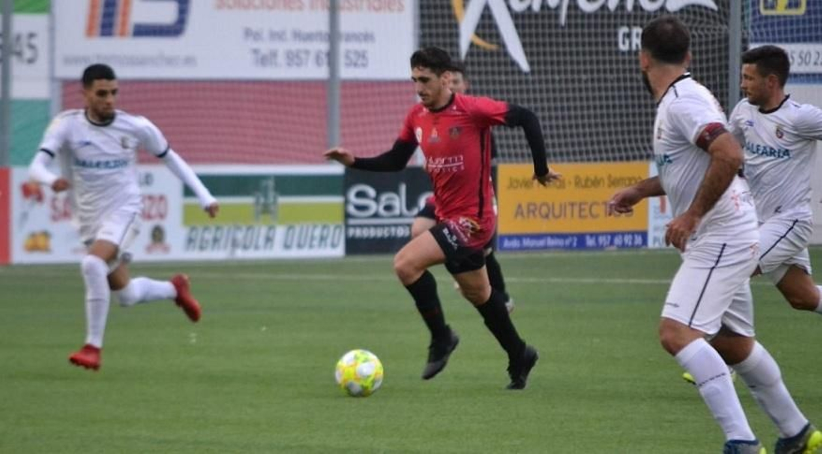 Salva Vegas conduce el balón entre varios jugadores del Ceuta. Salva Vegas conduce el balón entre varios jugadores del Ceuta.