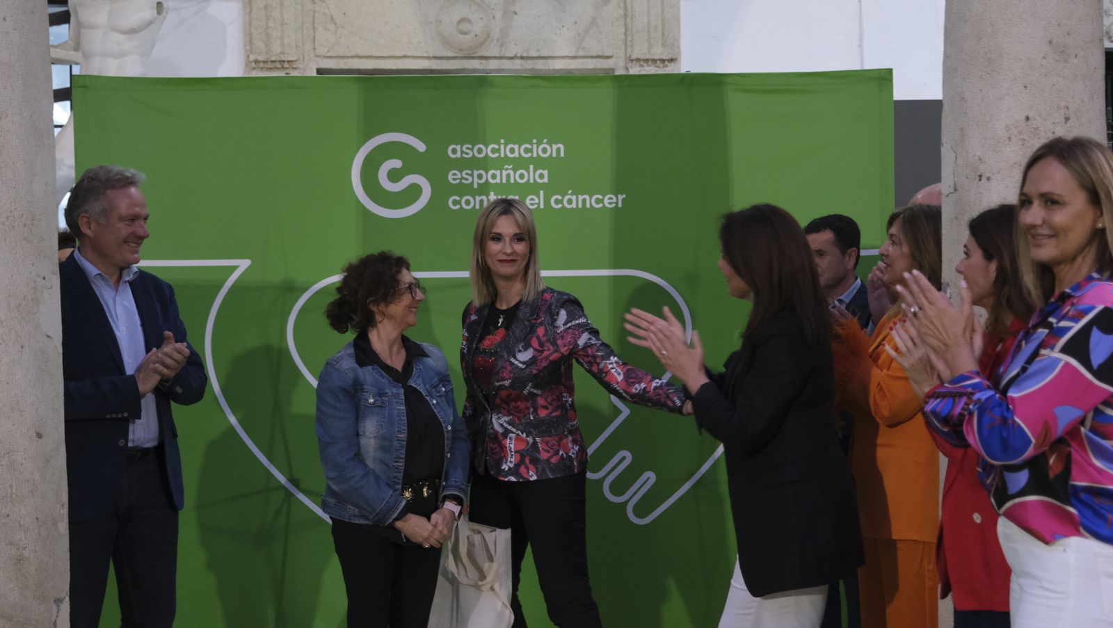 Imágenes del desfile benéfico contra el cáncer, en la Escuela de Artes de Almería