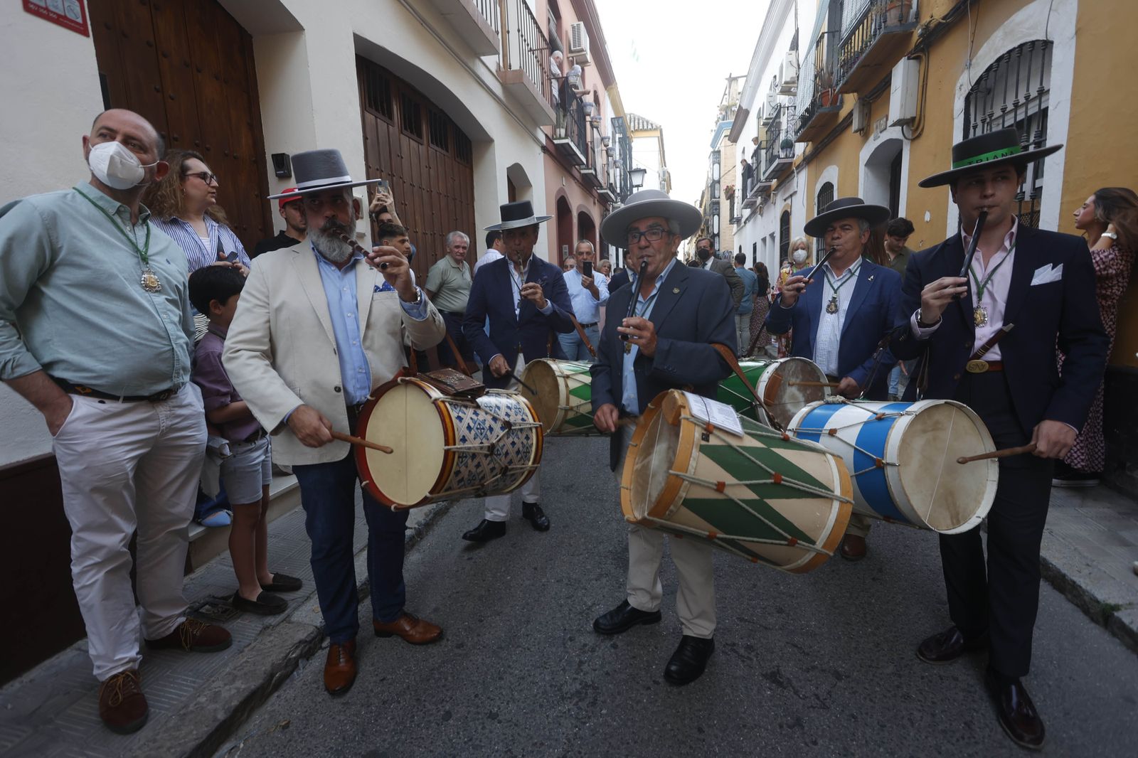 Imágenes del traslado del Simpecado de la Hermandad del Rocío de Triana