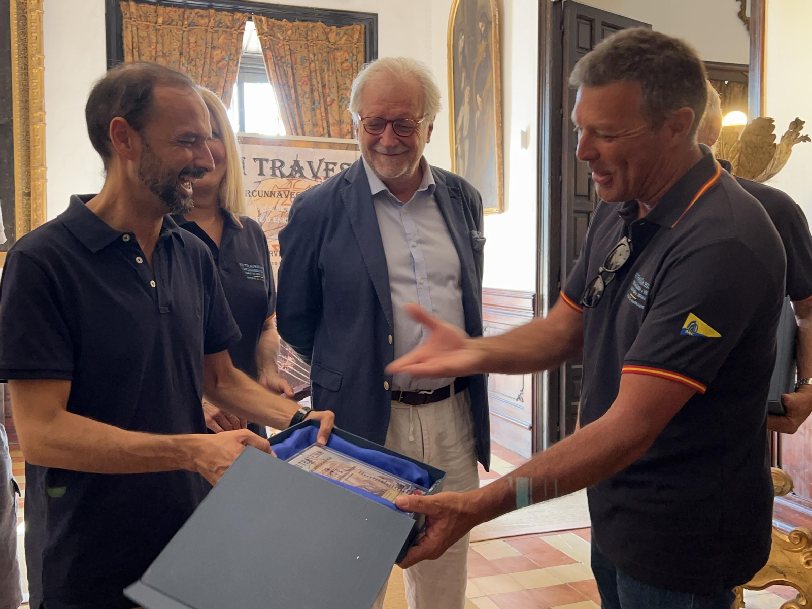 Víctor Mora recibe un obsequio de Alberto Medel, representante de la Asociación 500 años I Circunnavegación