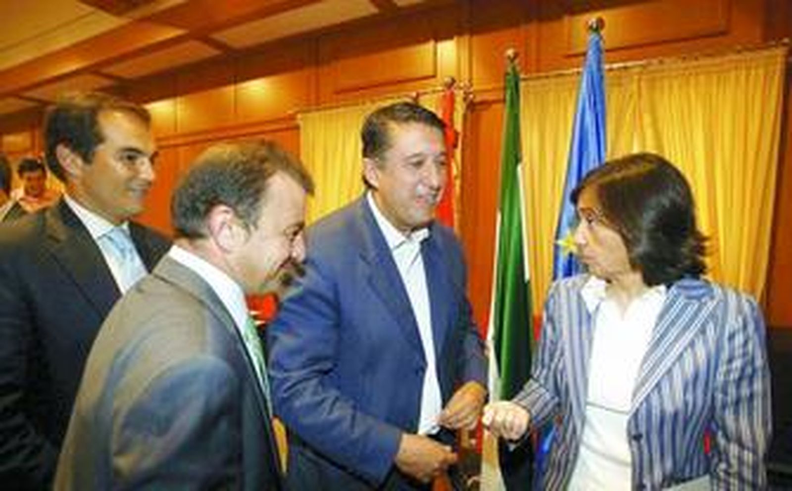 La alcaldesa conversa con los portavoces municipales antes del Pleno.