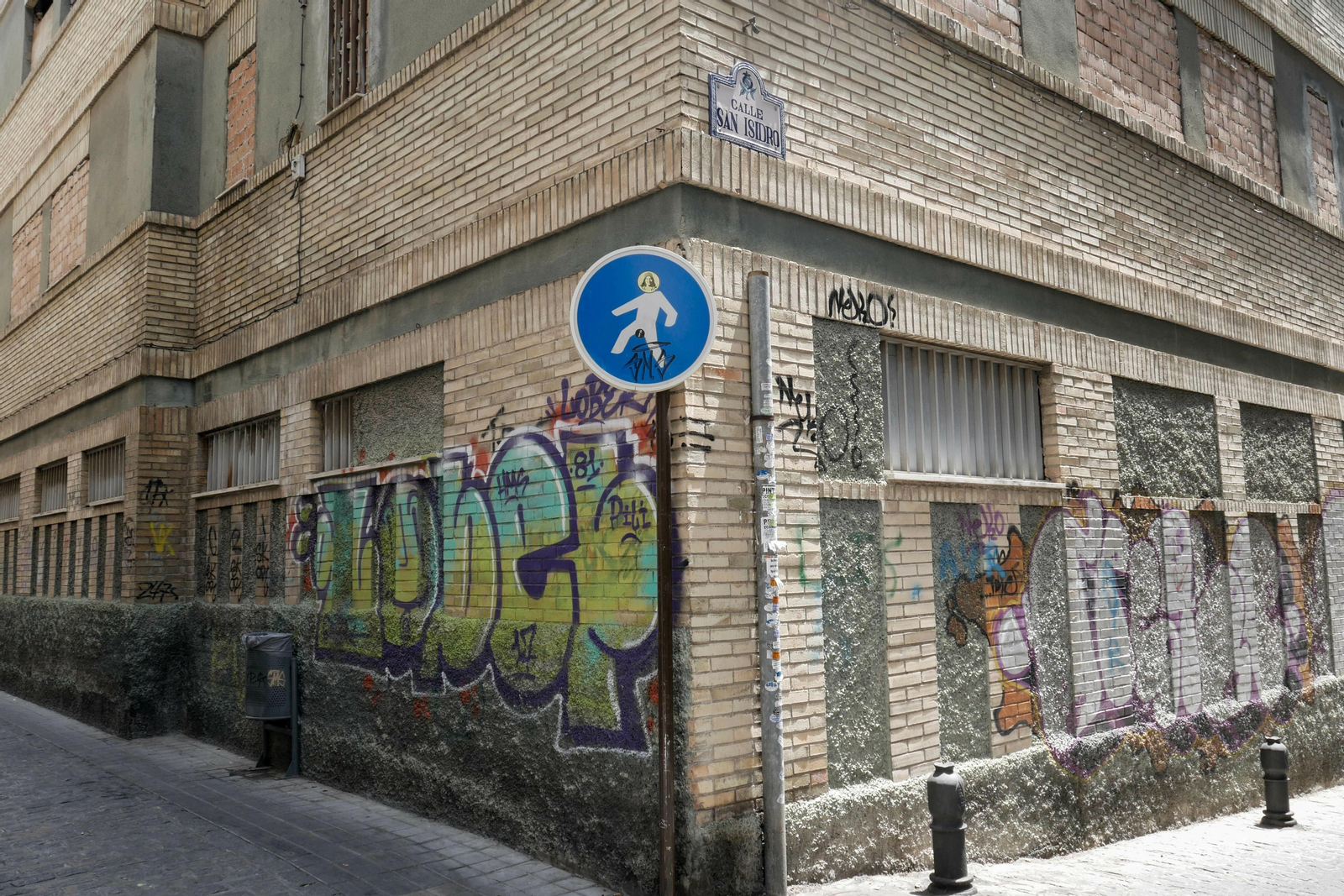 Edificio abandonado y pintarrajeado en el barrio Fígares