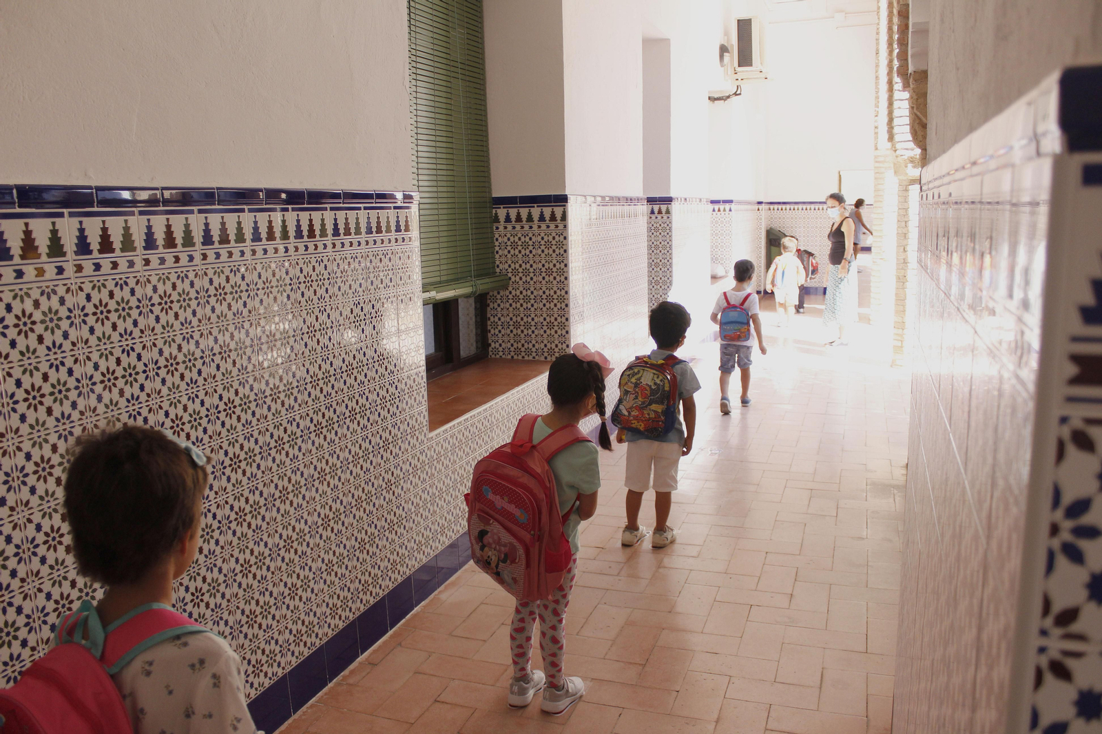 Un grupo de alumnos acude a su centro educativo.