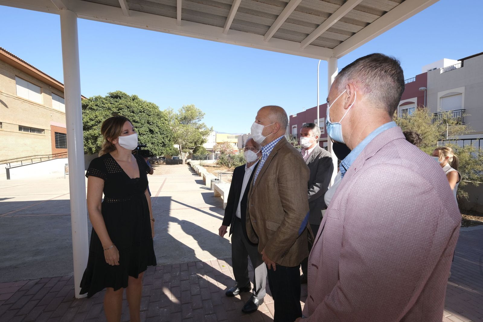 Ana García, a la izquierda, dialoga con el consejero de Educación, Javier Imbroda, de visita en el IES Sabinar.