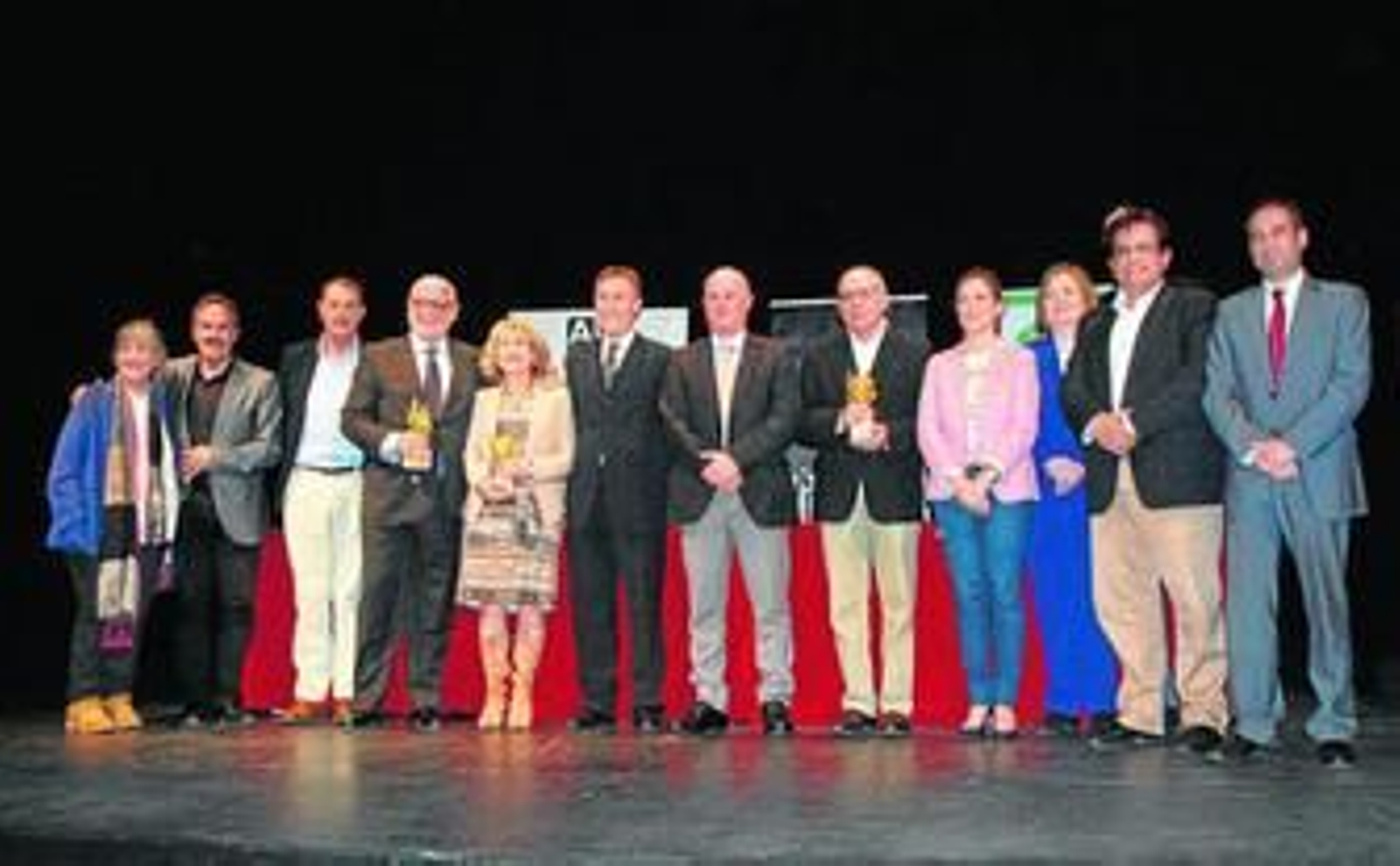 Antonio Lucas, Ana Martínez Labella, Antonio Jesús Rodríguez y Francisco Morales junto a los galardonados y miembros del jurado.