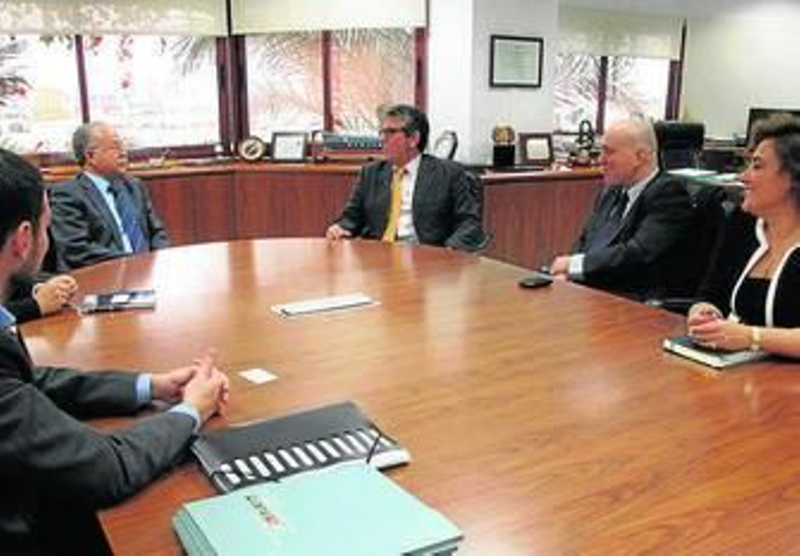 Morón, Benítez y responsables de Ibero Cruceros, durante la reunión.