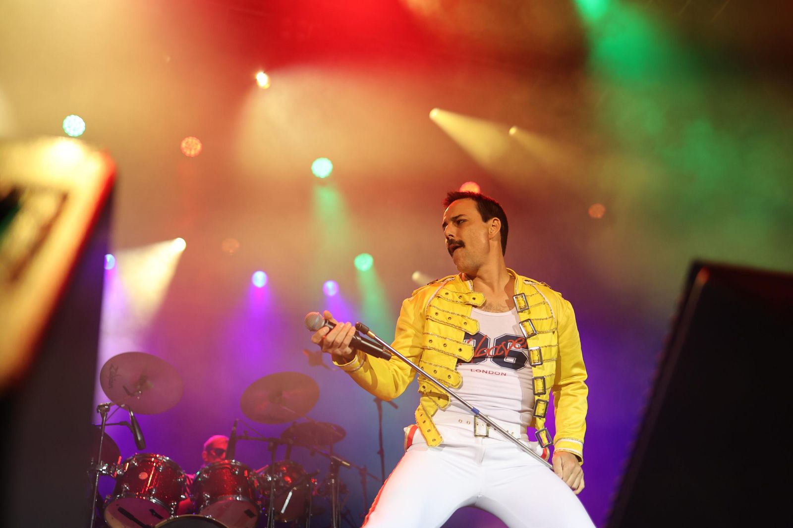 Pablo Padín, encarnando a Freddie Mercury en God Save The Queen en Tío Pepe Festival.