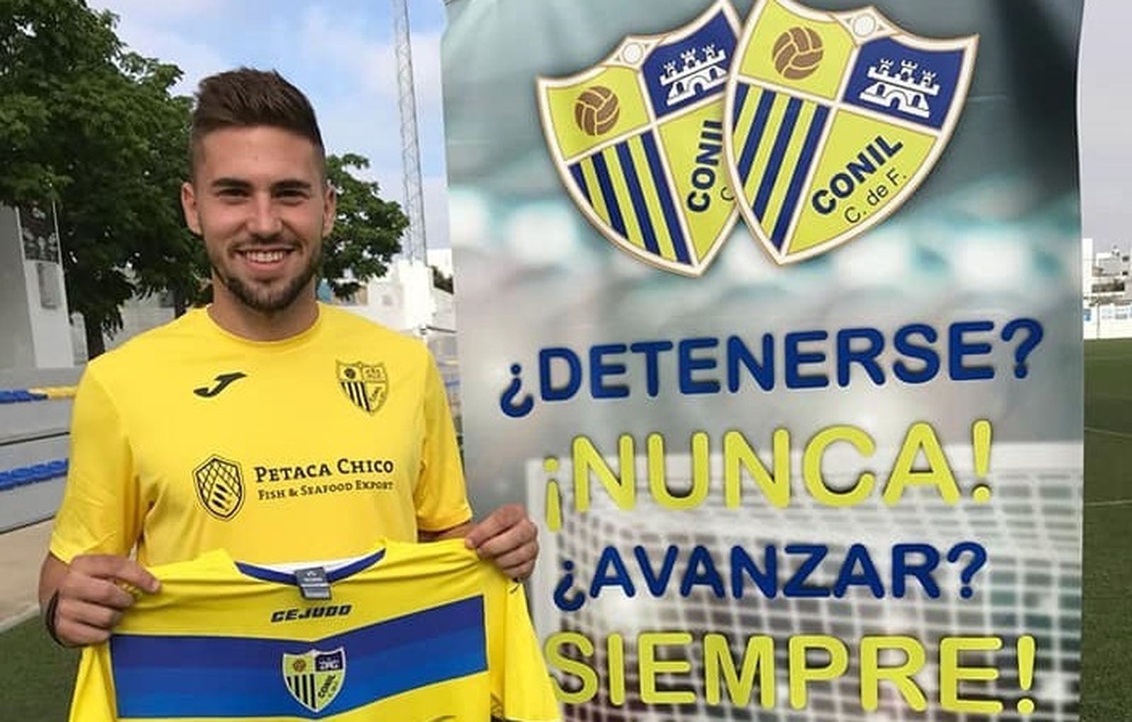 Álex Cortijo, el día de su presentación como futbolista del Conil.