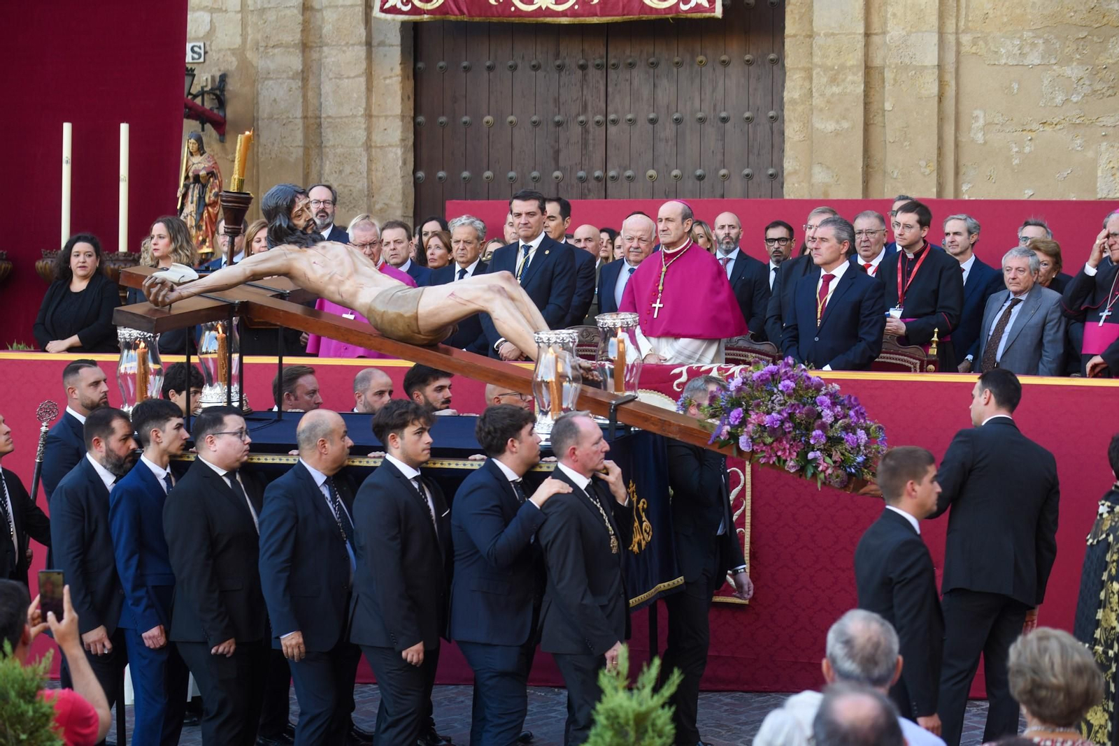 El Cristo de las Aguas de Palma del Río, ante la tribuna de autoridades.