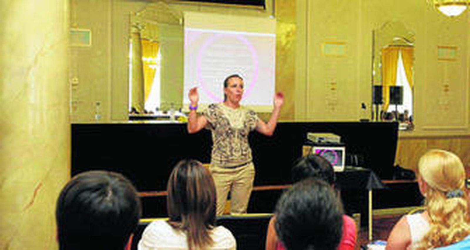 Rocío Garriga, profesora de la UAL, desarrolló una ponencia muy didáctica con cantidad de recursos audiovisuales para sus ejemplos.