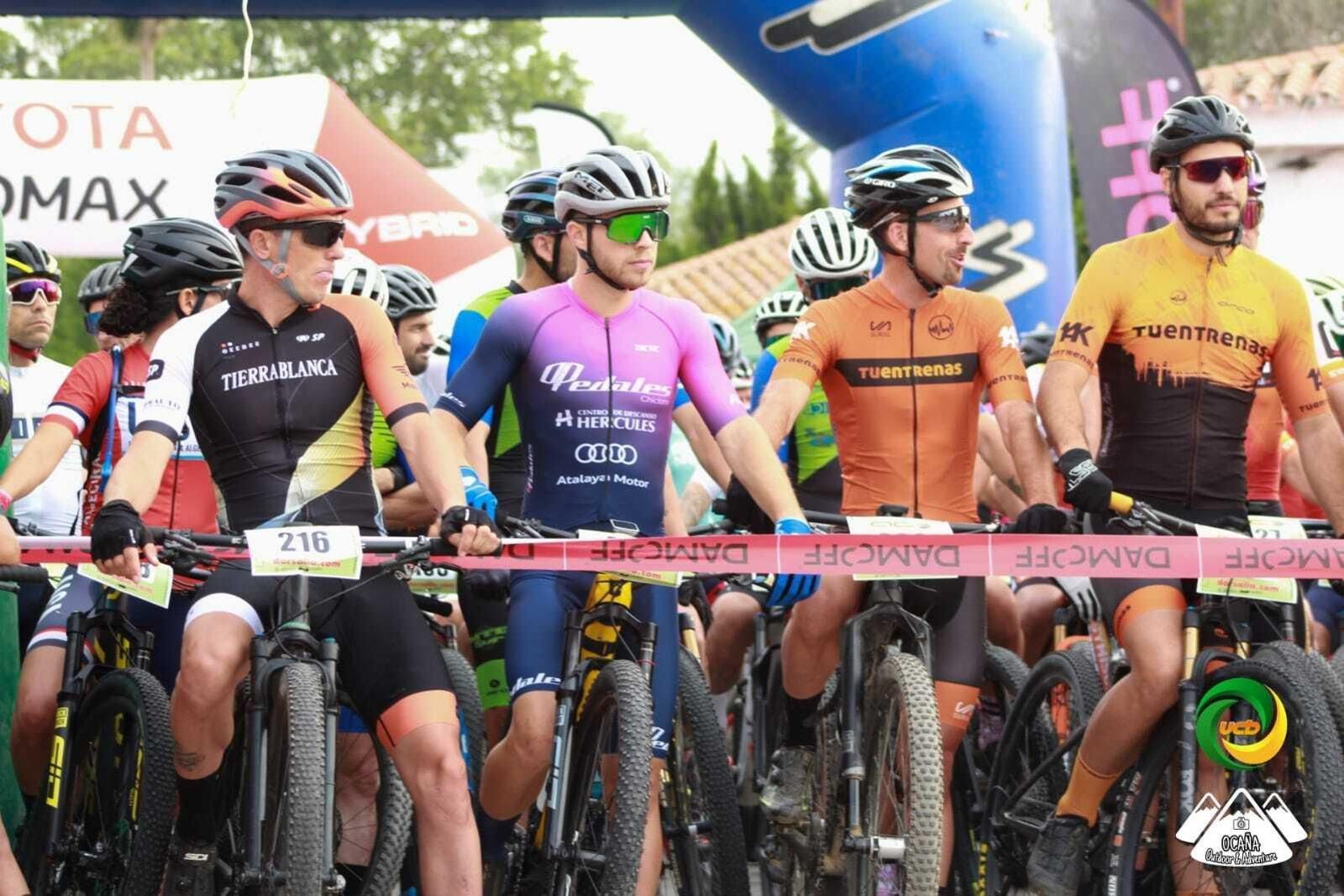 Varios participantes esperan para tomar la salida