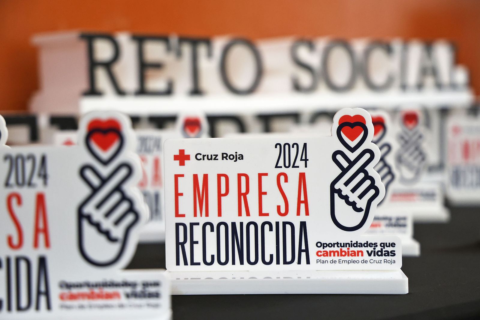 Imágenes del reconocimiento de Cruz Roja Huelva a empresas de Huelva por su compromiso con los colectivos vulnerables