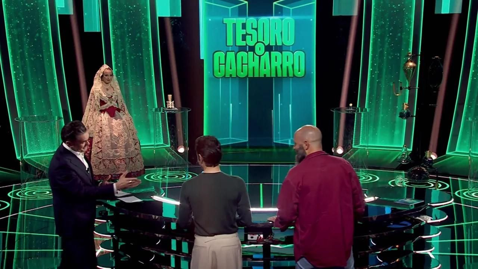 Iñaki López con una pareja de concursantes ante el escaparate de 'Tesoro o cacharro'