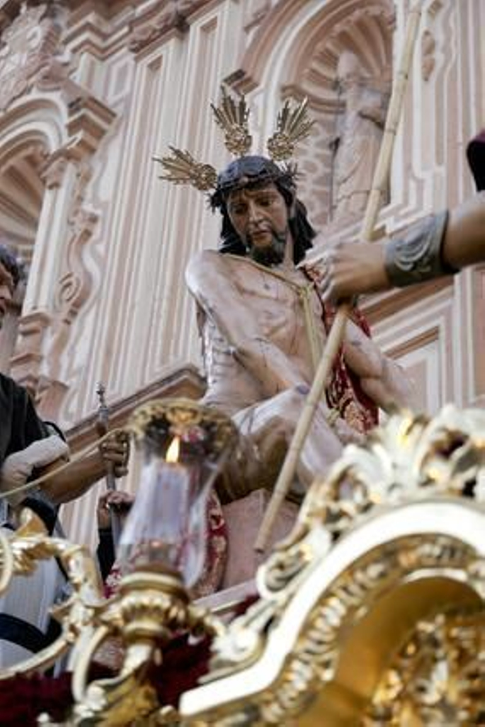 La ciudad se echó a la calle para acompañar a los pasos. Fotos: Espínola / Begoña Mora