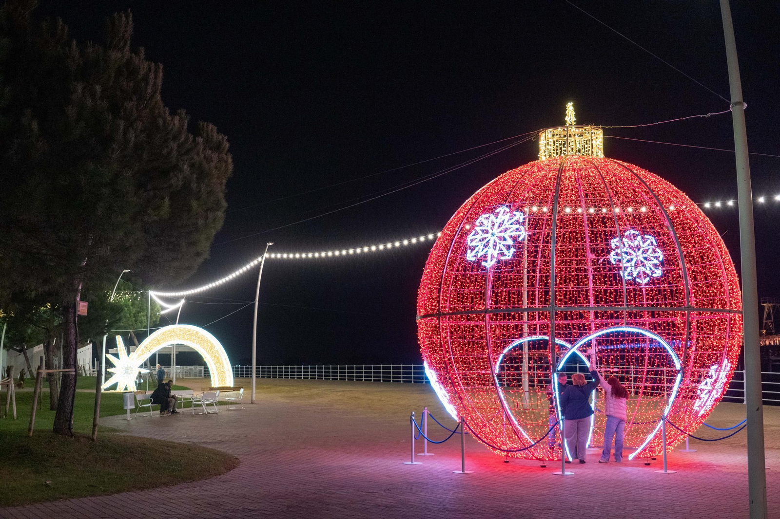 Imágenes de la ciudad de Huelva iluminada por las luces de Navidad