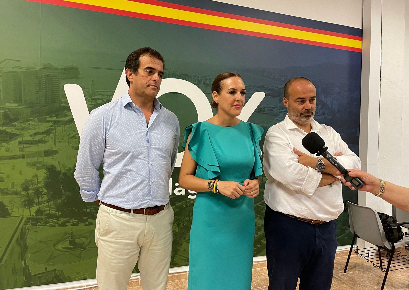 Patricia Rueda junto a Antonio Sevilla y José Miguel Gutiérrez durante su discurso tras los resultados de las elecciones
