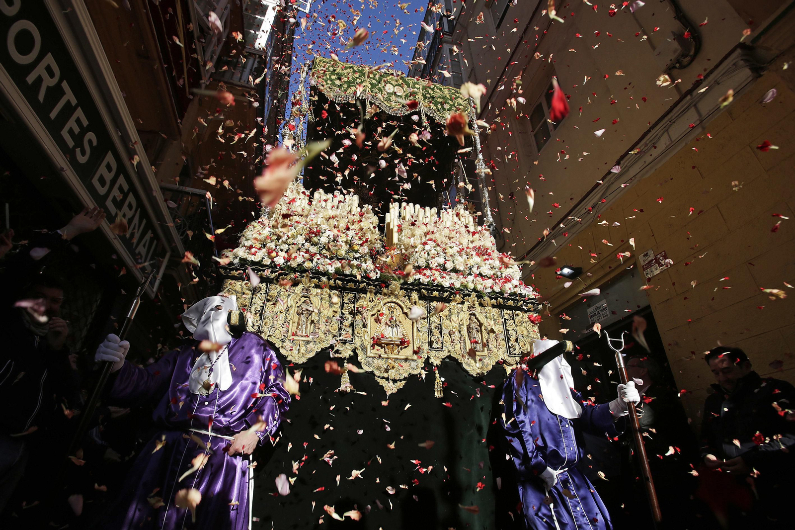 Petalada a la Virgen de la Esperanza en la Calle Pelota.