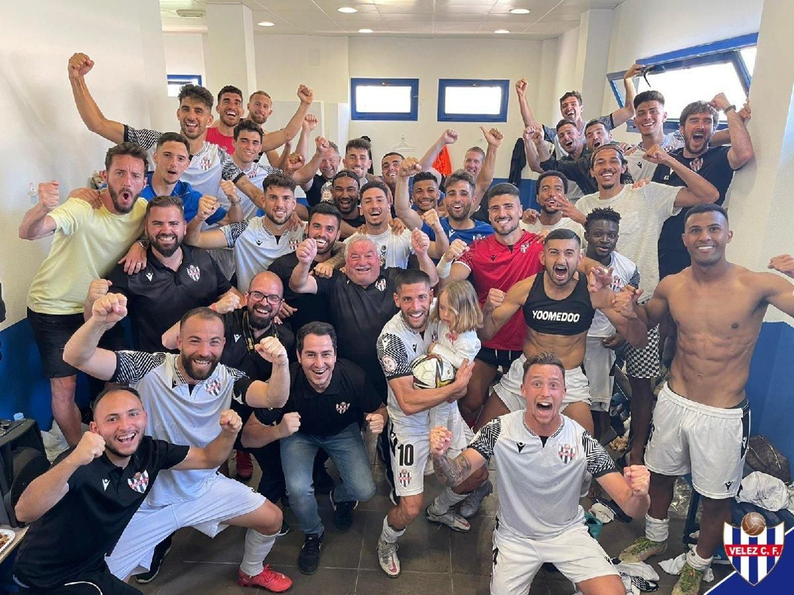 El Vélez celebra un triunfo en el vestuario del Vivar Téllez. El Vélez celebra un triunfo en el vestuario del Vivar Téllez.