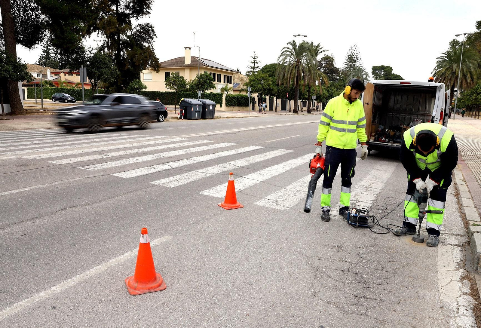 Trabajos de señalización de un paso de peatones, en Jerez.