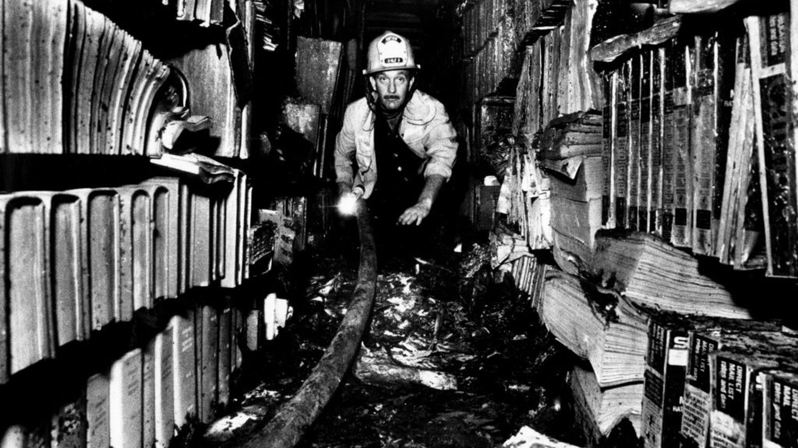 Un bombero avanza entre pasillos quemados en la Biblioteca Central de Los Ángeles, durante el incendio de 1991.
