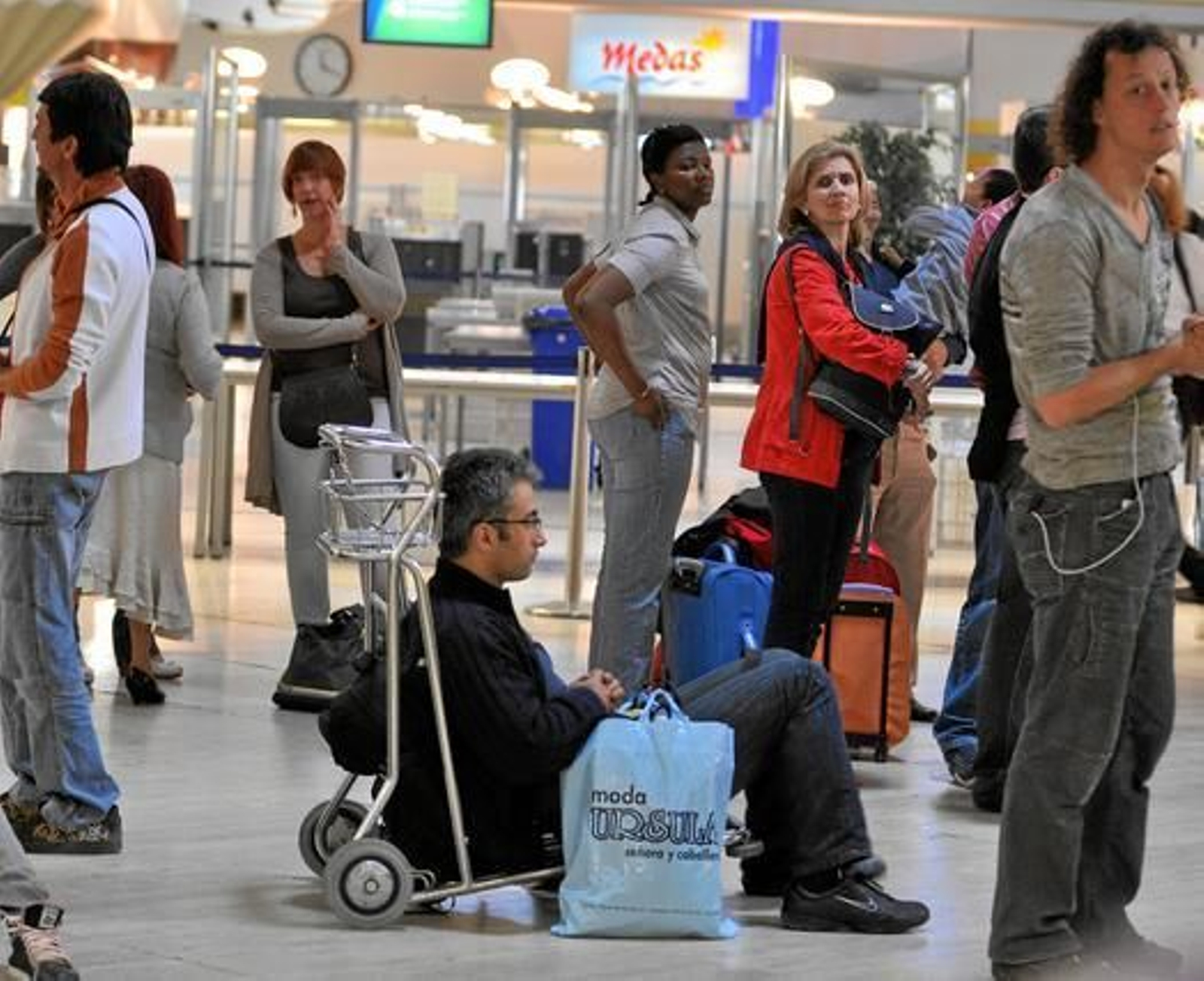 Desesperación y largas colas en San Pablo por el cierre de aeropuerto.

Foto: Manuel Gómez