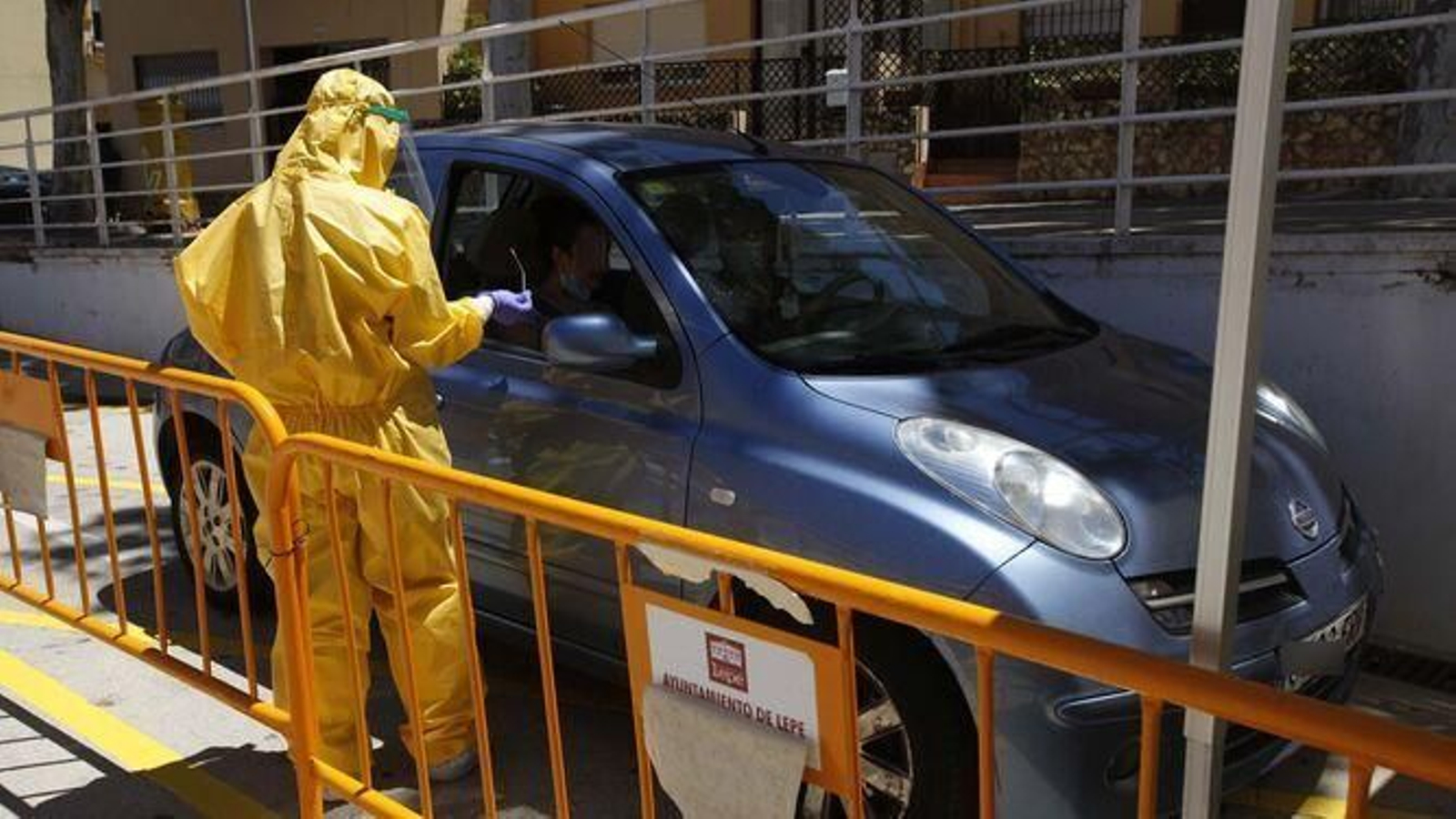 Prueba de PCR en el autocovid de Lepe.